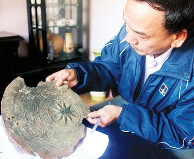 The 2,000 year old Dong Son bronze drumhead that was uncovered in Ha Tinh Province (Photo: SGGP) The 2,000 year old Dong Son bronze drumhead that was uncovered in Ha Tinh Province (Photo: SGGP)